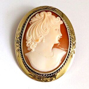 Gorgeous Vintage Cameo Brooch